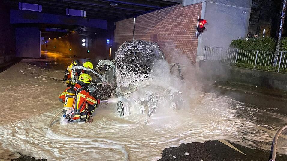 Nach einem Auto-Brand war der Josef-Deimer-Tunnel in Landshut gesperrt. Nach einem Auto-Brand war der Josef-Deimer-Tunnel in Landshut gesperrt.