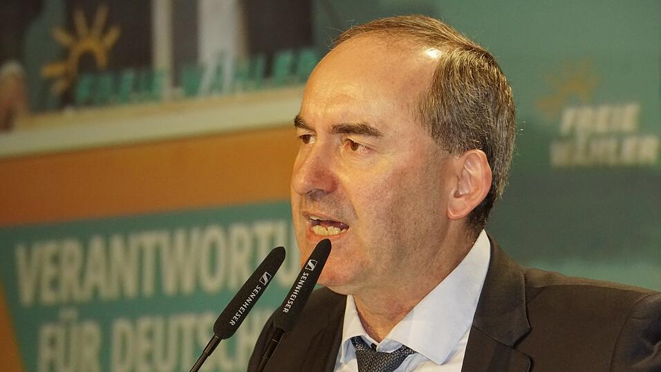 Parteichef Hubert Aiwanger stimmt die Freien Wähler auf den Bundestagswahlkampf ein. Seine Rede wird von immer wieder aufbrausendem Beifall begleitet. Parteichef Hubert Aiwanger stimmt die Freien Wähler auf den Bundestagswahlkampf ein. Seine Rede wird von immer wieder aufbrausendem Beifall begleitet.