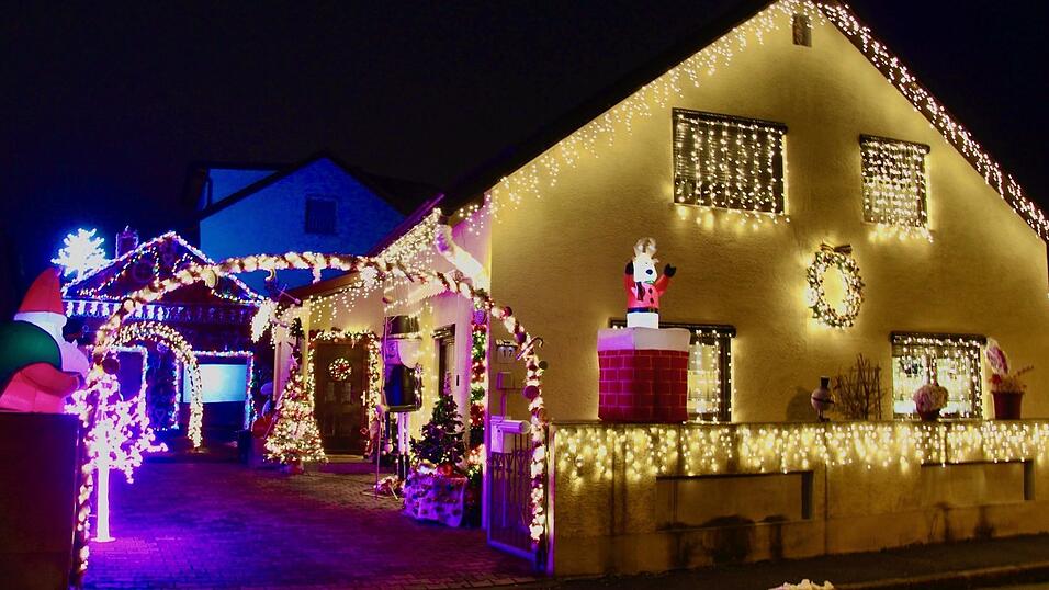 Seit dem 1. Advent leuchtet das Weihnachtshaus am Pröllerweg im Stadtosten. 