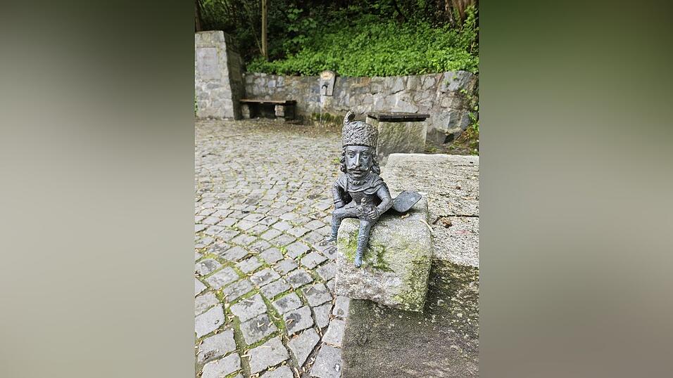 Mih&aacute;ly Kolodko hat die kleine Statue geschaffen.