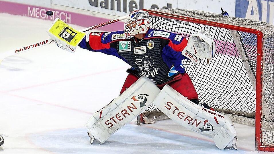 Die Deggendorfer Defensive um Torhüter Timo Pielmeier zeigte nicht nur in der laufenden Halbfinalserie gegen die Tilburg Trappers eine starke Leistung - in Spiel drei gegen die Niederländer wollen die Donaustädter an die beim Shutout in Tilburg gezeigte Leistung nahtlos anknüpfen. Die Deggendorfer Defensive um Torhüter Timo Pielmeier zeigte nicht nur in der laufenden Halbfinalserie gegen die Tilburg Trappers eine starke Leistung - in Spiel drei gegen die Niederländer wollen die Donaustädter an die beim Shutout in Tilburg gezeigte Leistung nahtlos anknüpfen.