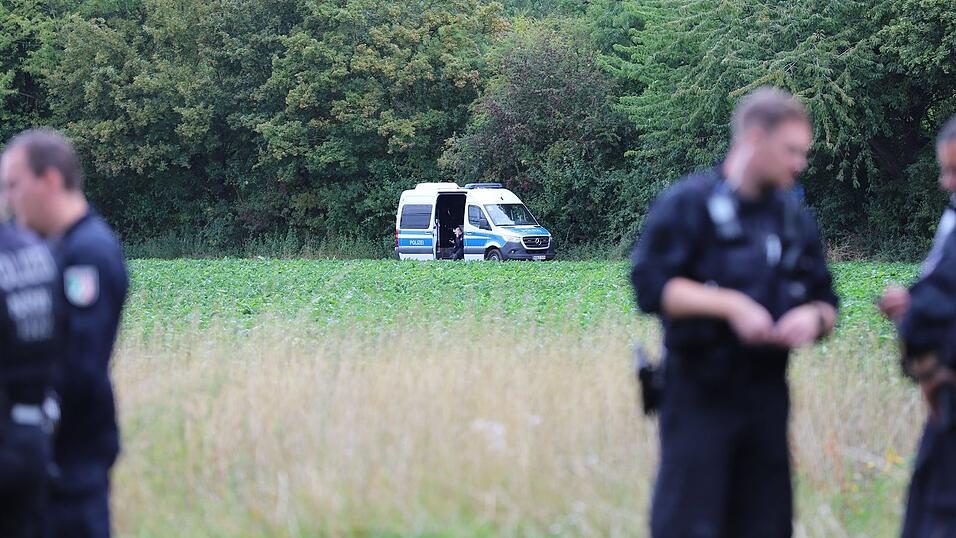 Rund um das Kraftwerk ist die Polizei seit Montagnachmittag mit zahlreichen Kräften im Einsatz. Rund um das Kraftwerk ist die Polizei seit Montagnachmittag mit zahlreichen Kräften im Einsatz.