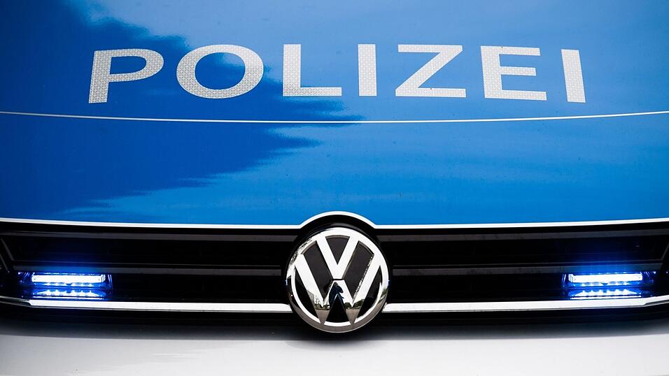 Zeugen riefen die Polizei, weil ein Radfahrer ein Auto angehalten und auf den Fahrer eingeschlagen hatte. (Symbolbild)