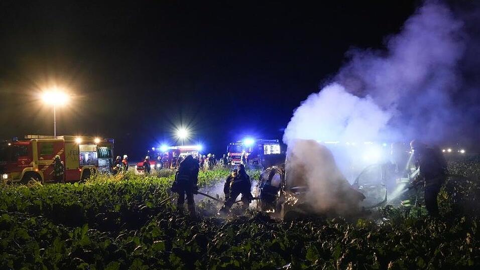Das Auto fing nach dem Unfall Feuer. 