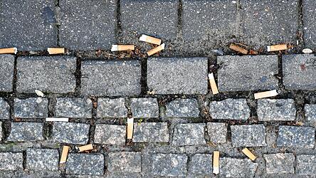 Der Markt Schierling will Raucher sensibilisieren, Zigarettenkippen nicht achtlos wegzuwerfen, sondern umweltgerecht zu entsorgen. Der Markt Schierling will Raucher sensibilisieren, Zigarettenkippen nicht achtlos wegzuwerfen, sondern umweltgerecht zu entsorgen.