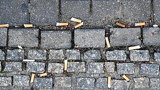 Der Markt Schierling will Raucher sensibilisieren, Zigarettenkippen nicht achtlos wegzuwerfen, sondern umweltgerecht zu entsorgen.