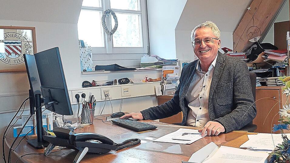 Mit 64 Jahren verabschiedet sich Ludwig Prögler aus der Kommunalpolitik. Zwölf Jahre war er Bürgermeister von Tiefenbach - „eine schöne Zeit“. Mit 64 Jahren verabschiedet sich Ludwig Prögler aus der Kommunalpolitik. Zwölf Jahre war er Bürgermeister von Tiefenbach - „eine schöne Zeit“.