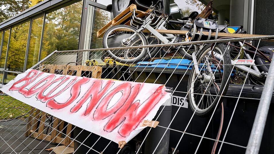 Studentinnen und Studenten blockierten am Mittwoch das Otto-Suhr-Institut der Freien Universität Berlin, um sich gegen Aufrüstung und Sozialkürzungen zu stellen. Die Aktion wurde von der Initiative «Gen Z regelt» organisiert. Studentinnen und Studenten blockierten am Mittwoch das Otto-Suhr-Institut der Freien Universität Berlin, um sich gegen Aufrüstung und Sozialkürzungen zu stellen. Die Aktion wurde von der Initiative «Gen Z regelt» organisiert.