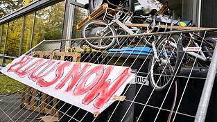 Studentinnen und Studenten blockierten am Mittwoch das Otto-Suhr-Institut der Freien Universität Berlin, um sich gegen Aufrüstung und Sozialkürzungen zu stellen. Die Aktion wurde von der Initiative «Gen Z regelt» organisiert. Studentinnen und Studenten blockierten am Mittwoch das Otto-Suhr-Institut der Freien Universität Berlin, um sich gegen Aufrüstung und Sozialkürzungen zu stellen. Die Aktion wurde von der Initiative «Gen Z regelt» organisiert.