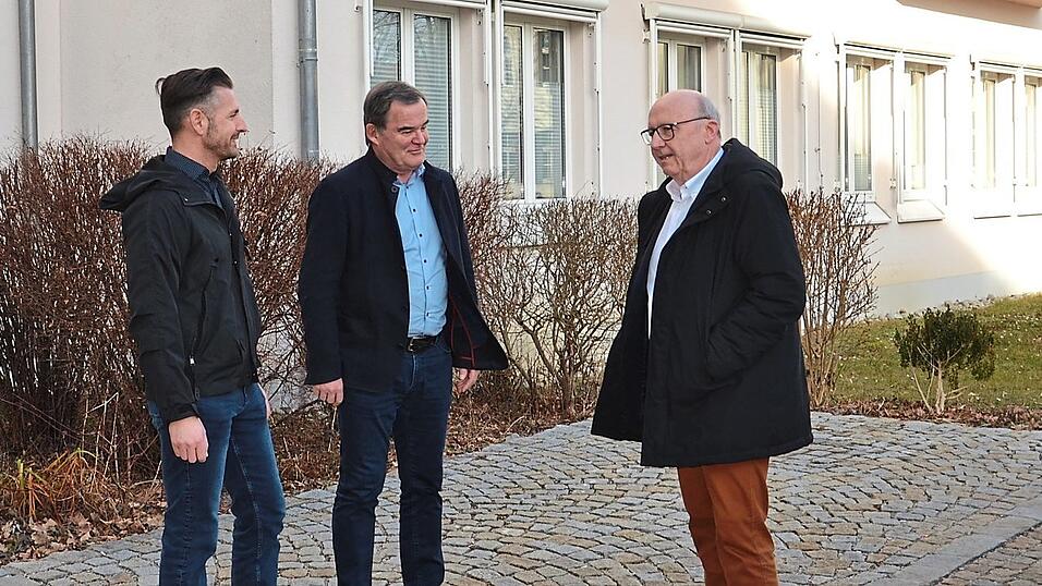 Die Landräte Martin Neumeyer und Albert Gürtner sowie Ilmtalklinikgeschäftsführer Christian Degen (v. r.) verkündeten den Umzug der Unfallchirurgie und des Endoprothetikzentrums von Mainburg nach Pfaffenhofen, die der Aufsichtsrat am Mittwoch der Vorwoche beschlossen hat. Die Landräte Martin Neumeyer und Albert Gürtner sowie Ilmtalklinikgeschäftsführer Christian Degen (v. r.) verkündeten den Umzug der Unfallchirurgie und des Endoprothetikzentrums von Mainburg nach Pfaffenhofen, die der Aufsichtsrat am Mittwoch der Vorwoche beschlossen hat.