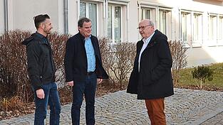 Die Landräte Martin Neumeyer und Albert Gürtner sowie Ilmtalklinikgeschäftsführer Christian Degen (v. r.) verkündeten den Umzug der Unfallchirurgie und des Endoprothetikzentrums von Mainburg nach Pfaffenhofen, die der Aufsichtsrat am Mittwoch der Vorwoche beschlossen hat.