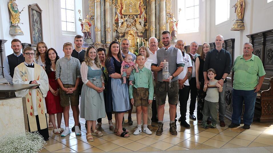 Der kleine Hannes Florian, hier in den Armen seiner Taufpatin Kerstin M&uuml;hlbauer, empfing die Taufe.