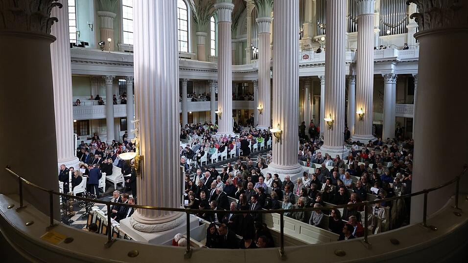 Viele Menschen haben an einer Gedenkveranstaltung in der Leipziger Nikolaikirche teilgenommen.