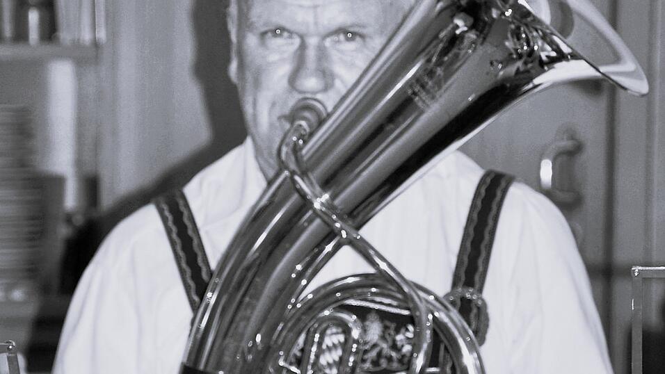 Heinrich Schweiger war ein Vollblutmusikant und in der gesamten Umgebung sehr beliebt. Er wurde am Freitag in Gündlkofen beerdigt. Heinrich Schweiger war ein Vollblutmusikant und in der gesamten Umgebung sehr beliebt. Er wurde am Freitag in Gündlkofen beerdigt.