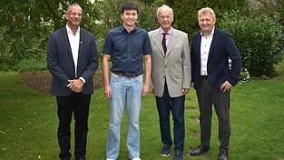 Pater Joshy (v.l.), Enkel Florian Wagner und Bürgermeister Josef Beham (r.) gratulierten Jubilar Max Wagner zum 85. Geburtstag. Pater Joshy (v.l.), Enkel Florian Wagner und Bürgermeister Josef Beham (r.) gratulierten Jubilar Max Wagner zum 85. Geburtstag.