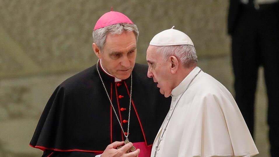 Georg Gänswein (links) zusammen mit Papst Franziskus. Der deutsche Kurienerzbischof soll nach einem Medienbericht von seinem Amt als Präfekt des Päpstlichen Hauses beurlaubt worden sein. Georg Gänswein (links) zusammen mit Papst Franziskus. Der deutsche Kurienerzbischof soll nach einem Medienbericht von seinem Amt als Präfekt des Päpstlichen Hauses beurlaubt worden sein.