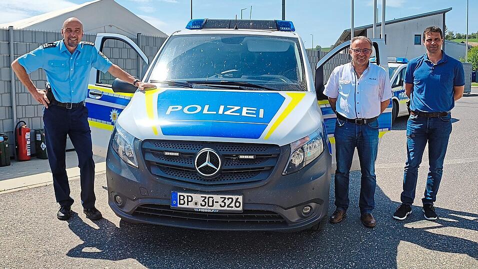 Seit 30 Jahren dabei: Dienststellenleiter Martin Becker und seine beiden Kollegen, die Polizeihauptkommissare Richard Gregori und Christian Kayl, sind Beamte der ersten Stunde der Further Bundespolizei. Seit 30 Jahren dabei: Dienststellenleiter Martin Becker und seine beiden Kollegen, die Polizeihauptkommissare Richard Gregori und Christian Kayl, sind Beamte der ersten Stunde der Further Bundespolizei.