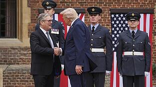 US-Präsident Donald Trump (3. v. l.) und der britische Premierminister Keir Starmer (l.) demonstrieren bei ihrem Treffen Einigkeit.