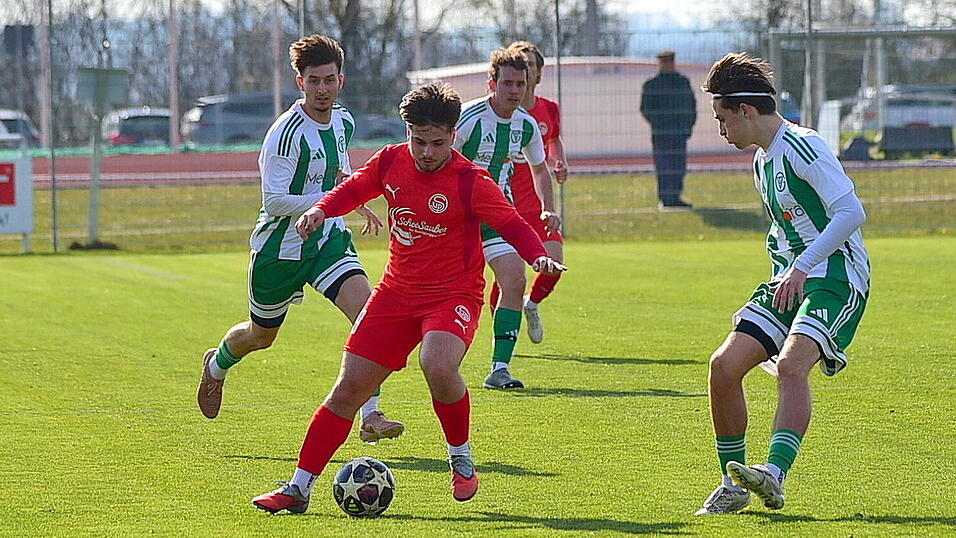 Samuel Gwinner (in rot) hatte im Hinspiel beim SV Sallach den 1:0-F&uuml;hrungstreffer f&uuml;r die SpVgg Plattling erzielt, die sich aber am Ende mit 1:2 geschlagen geben musste.