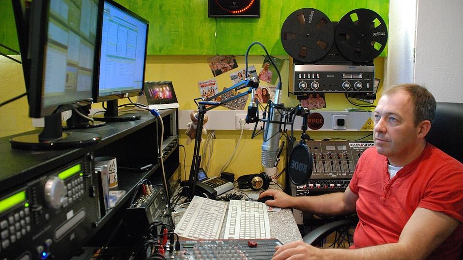 Das Radiostudio hat l&auml;ngst Profi-Qualit&auml;t - und Markus Schwannberger jeden Monat 350.000 H&ouml;rer. Dabei bestreitet der Aiterhofener Radio-Enthusiast die Sendungen nach wie vor in seiner Freizeit. (Foto: map)