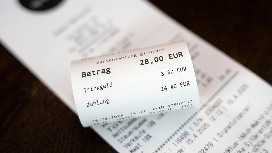Immer mehr zahlen mit Karte - auch das Trinkgeld. (Symbolbild) Immer mehr zahlen mit Karte - auch das Trinkgeld. (Symbolbild)