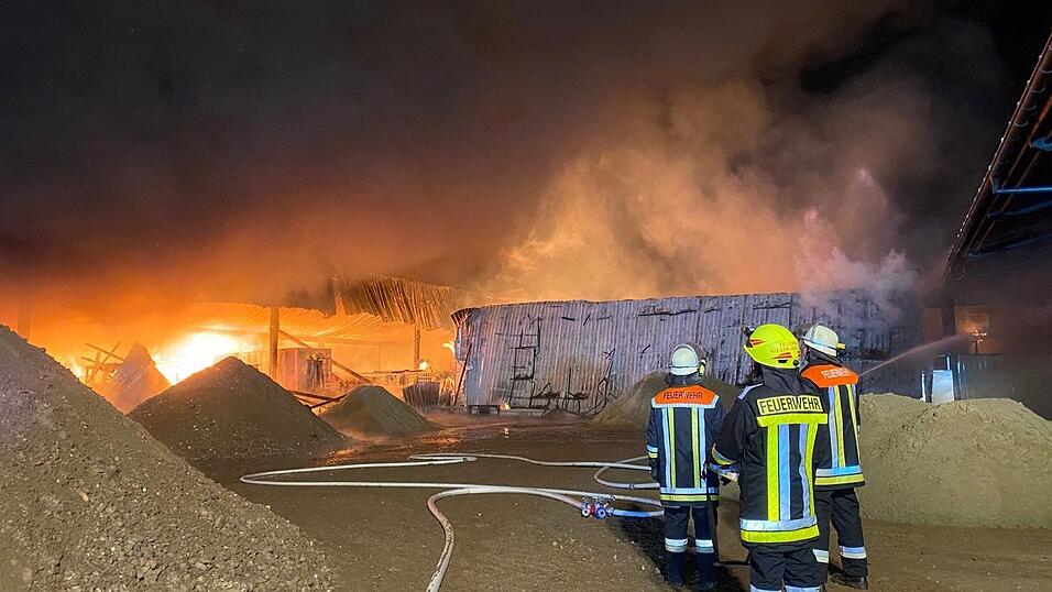 Ein größeres Aufgebot der Feuerwehr war seit dem frühen Dienstagmorgen auf dem Anwesen im Einsatz. (Symbolbild)