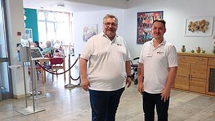 BRK-Kreisgeschäftsführer Gerhard Gansl und Heimleiter Kai Pielmeier im Eingangsbereich vor der Cafeteria, die gut besucht ist. BRK-Kreisgeschäftsführer Gerhard Gansl und Heimleiter Kai Pielmeier im Eingangsbereich vor der Cafeteria, die gut besucht ist.