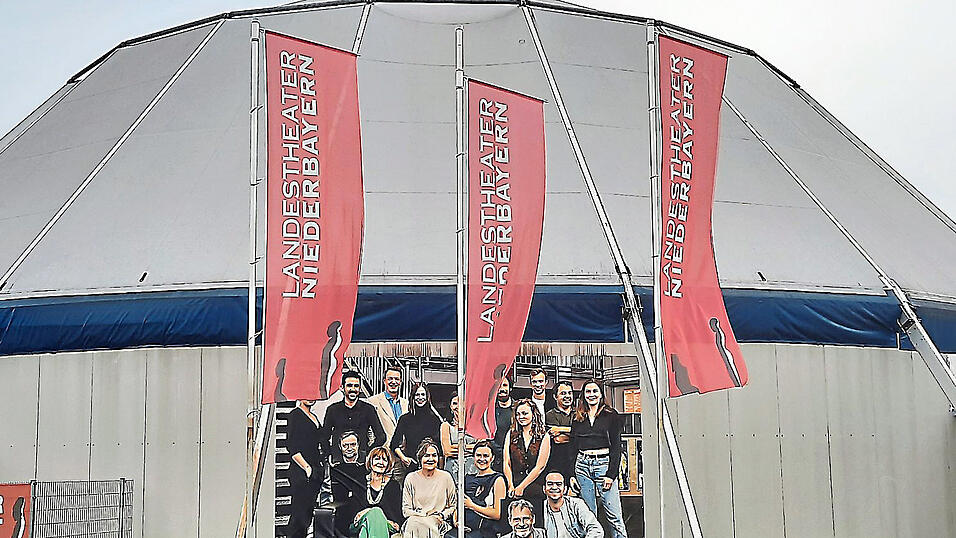 Bis auf weiteres ist das Theaterzelt auf dem Messegel&auml;nde die Heimat der Auff&uuml;hrungen des Landestheaters. Bis wann eine R&uuml;ckkehr in den Bernlochner-Komplex m&ouml;glich sein wird, ist derzeit noch v&ouml;llig unklar.