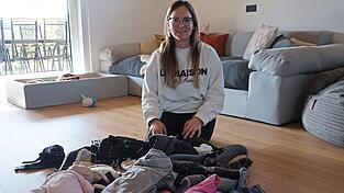 Nadine Reger inmitten einer Auswahl an Tragetüchern und Tragehilfen, die bei ihr in Ruhe getestet werden dürfen. Nadine Reger inmitten einer Auswahl an Tragetüchern und Tragehilfen, die bei ihr in Ruhe getestet werden dürfen.