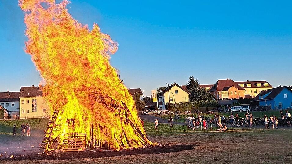 Feuer sollte man grundsätzlich nicht zu nah kommen (Archivbild: ein Sonnwendfeuer in der Stadt Geiselhöring im Jahr 2025). Feuer sollte man grundsätzlich nicht zu nah kommen (Archivbild: ein Sonnwendfeuer in der Stadt Geiselhöring im Jahr 2025).