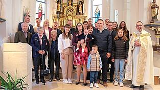 Die Familie Blasini und deren Angehörige mit Diakon Martin Peintinger im Altarraum der Zandter Marienkirche Die Familie Blasini und deren Angehörige mit Diakon Martin Peintinger im Altarraum der Zandter Marienkirche