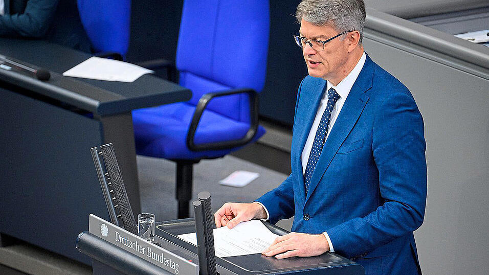 Bundesverkehrsminister Patrick Schnieder hat milliardenschwere Mehrforderungen, die ihm Finanzminister Klingbeil verwehrt. Bundesverkehrsminister Patrick Schnieder hat milliardenschwere Mehrforderungen, die ihm Finanzminister Klingbeil verwehrt.