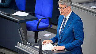 Bundesverkehrsminister Patrick Schnieder hat milliardenschwere Mehrforderungen, die ihm Finanzminister Klingbeil verwehrt.