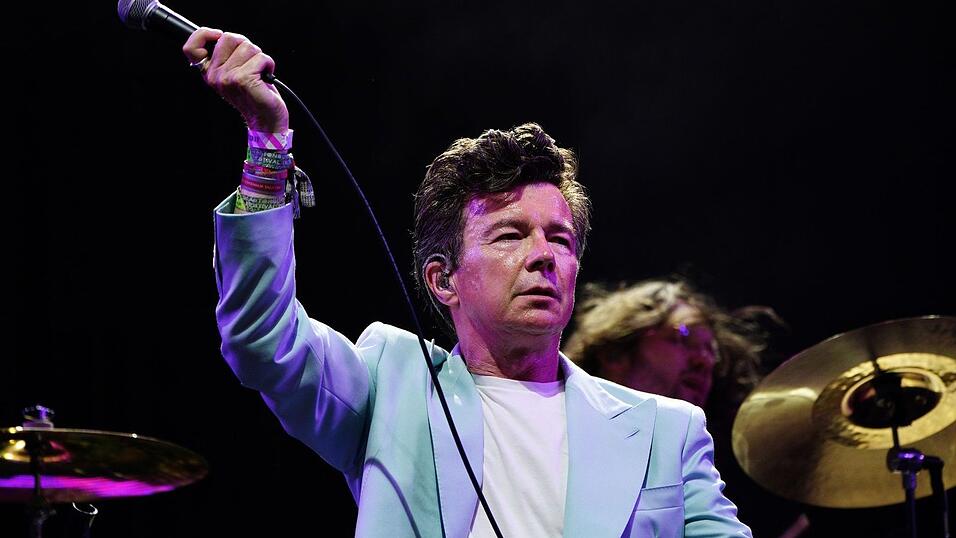 Mit der Band Blossoms trat Rick Astley beim Glastonbury Festival auf. (Archivbild)