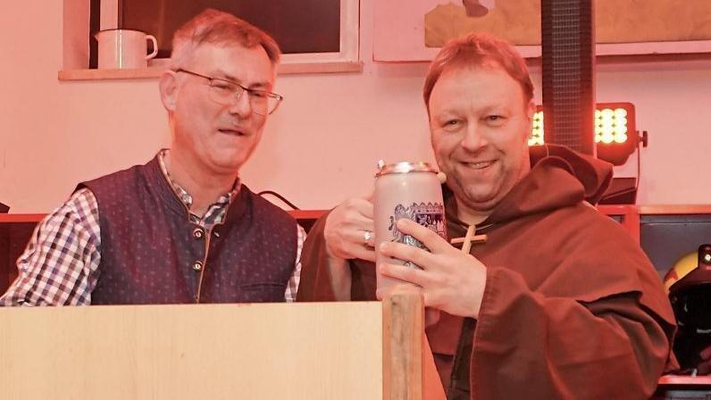 Christian Wieser &uuml;berreichte Bruder Tschopi einen eigenen Steinkrug.