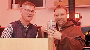 Christian Wieser &uuml;berreichte Bruder Tschopi einen eigenen Steinkrug.