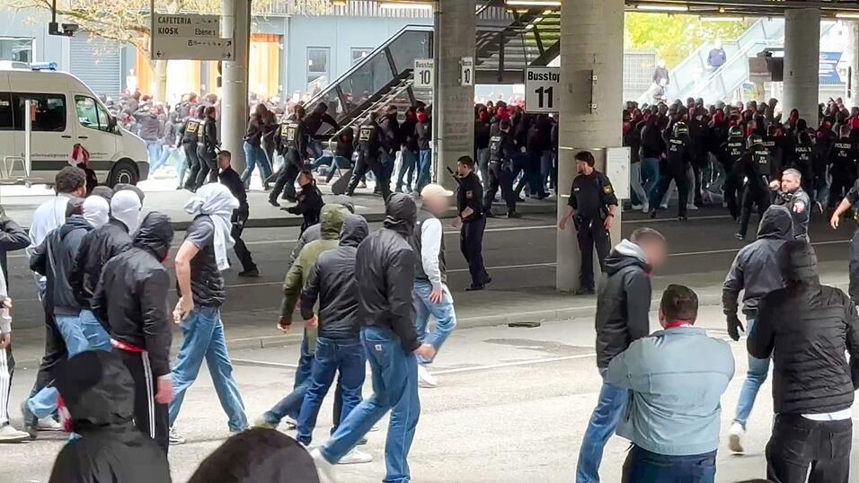 Fans von Bayern und Stuttgart liefern sich eine Schl&auml;gerei in der N&auml;he der Allianz Arena.