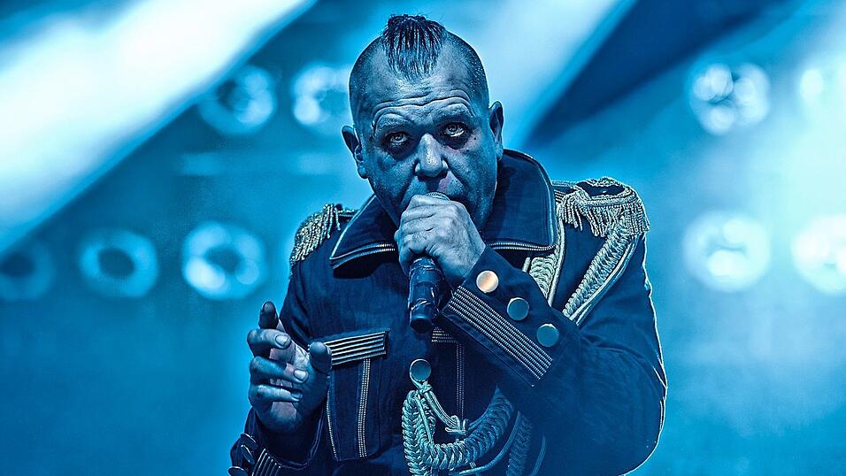 'Stahlzeit'-Sänger Heli Reißenweber bewundert die Lyrik des 'Rammstein'-Sängers Till Lindemann. 'Stahlzeit'-Sänger Heli Reißenweber bewundert die Lyrik des 'Rammstein'-Sängers Till Lindemann.