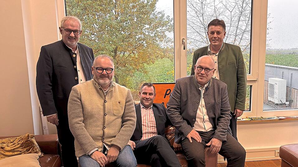 Sichtlich stolz auf die Ansiedlung von Robohelix in Oberschneiding sind (v.l.) 2. Bürgermeister Konrad Schmerbeck, BITZ-Leiter Prof. Peter Schmieder, Wirtschaftsförderer Martin Köck, Unternehmer und Geschäftsführer Robert Lehner und Bürgermeister Ewald Seifert. Sichtlich stolz auf die Ansiedlung von Robohelix in Oberschneiding sind (v.l.) 2. Bürgermeister Konrad Schmerbeck, BITZ-Leiter Prof. Peter Schmieder, Wirtschaftsförderer Martin Köck, Unternehmer und Geschäftsführer Robert Lehner und Bürgermeister Ewald Seifert.