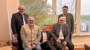 Sichtlich stolz auf die Ansiedlung von Robohelix in Oberschneiding sind (v.l.) 2. Bürgermeister Konrad Schmerbeck, BITZ-Leiter Prof. Peter Schmieder, Wirtschaftsförderer Martin Köck, Unternehmer und Geschäftsführer Robert Lehner und Bürgermeister Ewald Seifert.