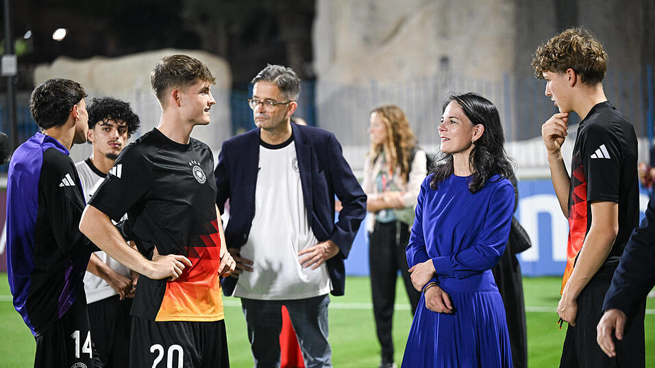 Ein Paar Stöckelschuhe zwischen Stollenschuhen: Der für die U 17-Weltmeisterschaft nachnominierte Straubinger Ben Kieffer (vorne links) im Gespräch mit Grünen-Politikerin Annalena Baerbock (r.).