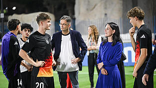 Ein Paar Stöckelschuhe zwischen Stollenschuhen: Der für die U 17-Weltmeisterschaft nachnominierte Straubinger Ben Kieffer (vorne links) im Gespräch mit Grünen-Politikerin Annalena Baerbock (r.).