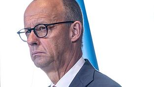 Er muss sich bald entscheiden. Er muss sich bald entscheiden.