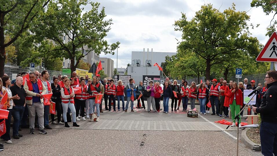 Circa 70 Personen beteiligten sich beim Regensburger Automobilzulieferer Aumovio an einer Protestaktion der IG Metall. Circa 70 Personen beteiligten sich beim Regensburger Automobilzulieferer Aumovio an einer Protestaktion der IG Metall.