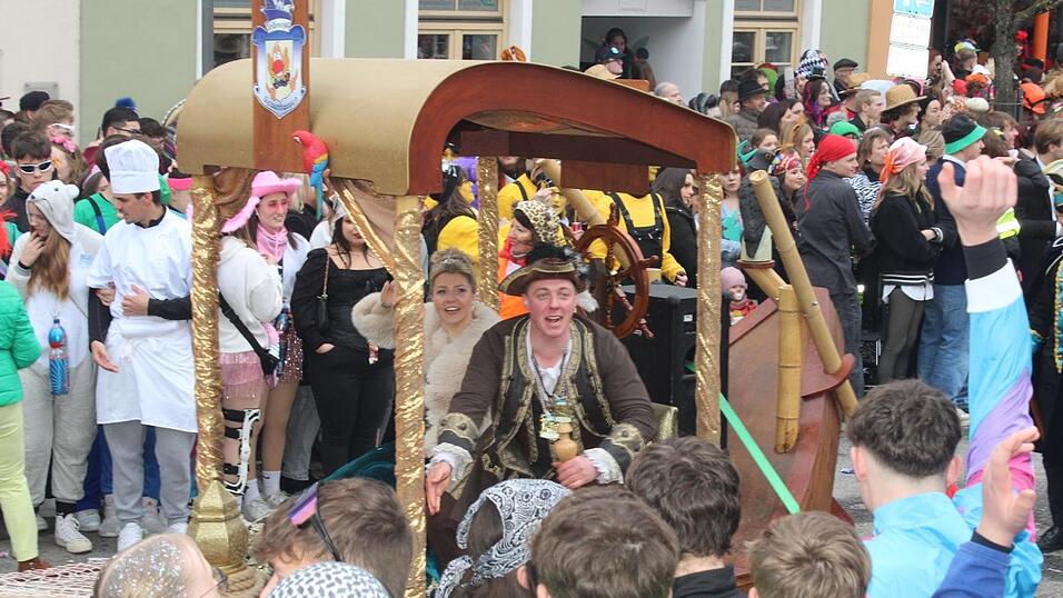 Beste Stimmung herrschte beim Rosenmontagszug in Geisenhausen.