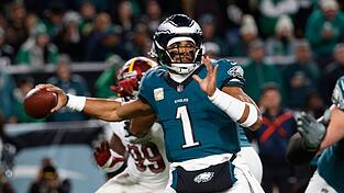 Quarterback Jalen Hurts gewinnt mit Philadelphia das Spitzenspiel gegen Washington. Quarterback Jalen Hurts gewinnt mit Philadelphia das Spitzenspiel gegen Washington.