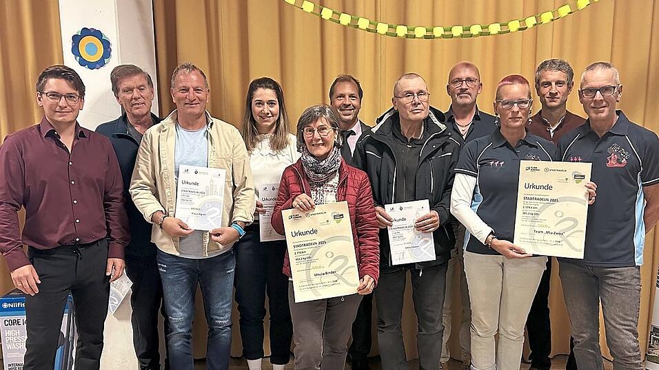 Die Gewinner des Stadtradelns 2025 im Landkreis Landshut mit Unterstützern und Organisatoren. Die Gewinner des Stadtradelns 2025 im Landkreis Landshut mit Unterstützern und Organisatoren.