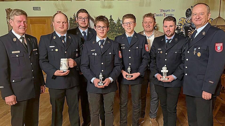 Kreisbrandmeister Christian Greiner (v. l.), Vorsitzender Michael Holzmeier, Gruppenf&uuml;hrer Marco Nardelli, Matthias Sporrer, Benedikt Eckl, B&uuml;rgermeister Josef Beham, Simon Schrank und Kommandant Josef Thalhammer bei der Ehrung