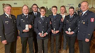 Kreisbrandmeister Christian Greiner (v. l.), Vorsitzender Michael Holzmeier, Gruppenführer Marco Nardelli, Matthias Sporrer, Benedikt Eckl, Bürgermeister Josef Beham, Simon Schrank und Kommandant Josef Thalhammer bei der Ehrung Kreisbrandmeister Christian Greiner (v. l.), Vorsitzender Michael Holzmeier, Gruppenführer Marco Nardelli, Matthias Sporrer, Benedikt Eckl, Bürgermeister Josef Beham, Simon Schrank und Kommandant Josef Thalhammer bei der Ehrung