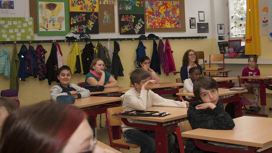 Zwei Schülerinnen der 4b der Grundschule St. Peter in Straubing schlüpften für eine Stunde in die Rolle der Fotografen. Fleißig fotografierten sie ihre Mitschüler beim Besuch der Redakteurin Tanja Pfeffer. Zwei Schülerinnen der 4b der Grundschule St. Peter in Straubing schlüpften für eine Stunde in die Rolle der Fotografen. Fleißig fotografierten sie ihre Mitschüler beim Besuch der Redakteurin Tanja Pfeffer.